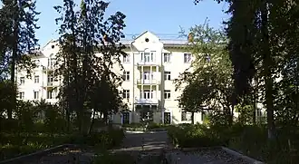 Центральный корпус и сквер