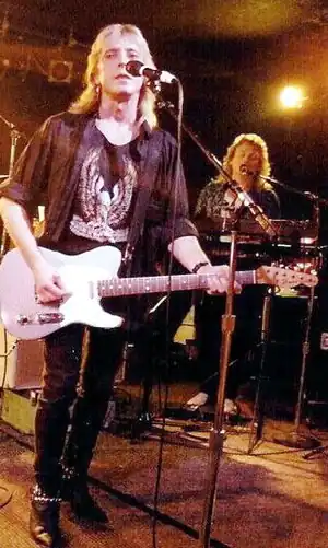 Мик Ронсон (слева) во время выступления с Иэном Хантером 5 октября 1988 года