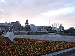 Закладной памятный знак — каменный куб с надписью: «Здесь будет создан Ансамбль площади Европы и построен фонтан со скульптурной композицией „Похищение Европы“. Начало положено в День города 2 сентября 2001 г.», 2015