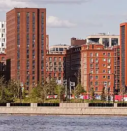 Вид с Нагатинской набережной. C этой точки видны десять из 23 больших голубей