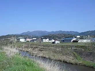 Гора Сенцу, вид с северо-запада. На переднем плане видна река Хии