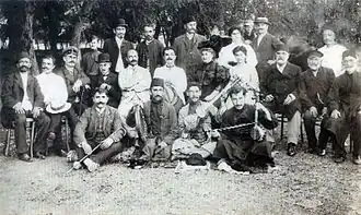 Выездной музыкальный меджлис в Ленкорани. 1908 год. Сидят в центре Джаббар Карьягдыоглы, Курбан Пиримов и Саша Оганезашвили