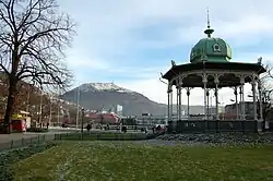 Вид на Ульрикен из центра Бергена, на переднем плане — «музыкальный павильон»