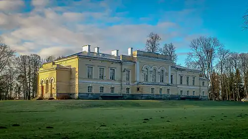 Задний фасад главного здания