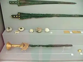 Длинные мечи с навершиями, Микены XVI в до н. э.