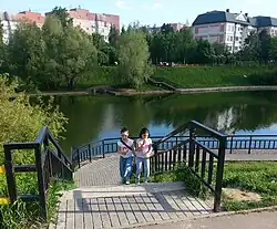 4-й лестничный марш на заднем плане 3-й у набережной видна труба через которую поступает вода из Косинского ручья