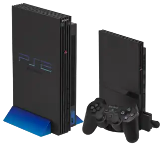 Слева: Оригинальная PlayStation 2, с вертикальной подставкойСправа: PlayStation 2 Slim, с вертикальной подставкой, 8 MB карта памяти и контроллер DualShock 2