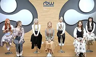 Слева направо: Ирэ, Юки, Чэин, Гоын, Доси, Свон и Джиын.