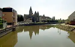 Бурбенс в Паре-ле-Моньяль. На заднем плане — Базилика Святого Сердца.