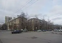 Угол улицы Металлургов (справа) и Новогиреевской улицы