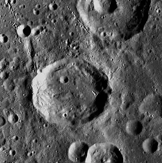 Снимок зонда Lunar Reconnaissance Orbiter. Кратер Ремон в центре снимка, в верхней части снимка – кратер Бредихин.