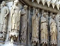 Статуи с левой стороны