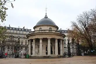 Вид на ротонду со стороны парка