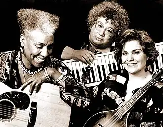 Энн Рэбсон в центре