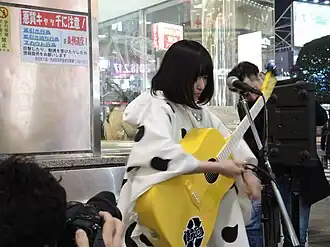 Саюри выступает в Сибуе, Токио. Февраль 2016 года