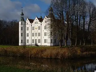 Замок в вечерних сумерках