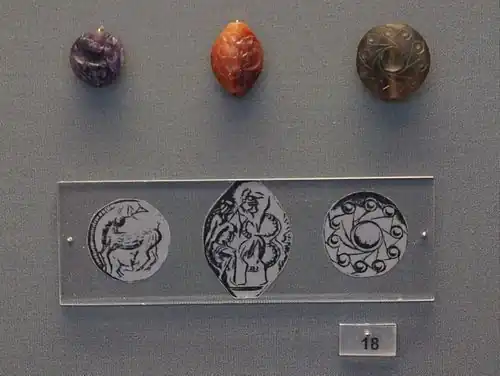 На гемме посередине изображена схватка. Могильный круг А, Микены