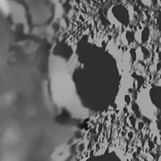 Кратер Шахрияр (в центре), снятый космической станцией «Кассини-Гюйгенс»