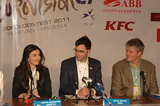 Интервью на Детском Евровидении 2011. Ситсе Баккер посредине