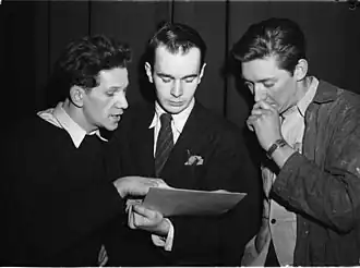 Роже Гаран, Жак Эбер (в центре) и Рене Карон — организаторы сценического ревю в Монреальском университете, 1946 год
