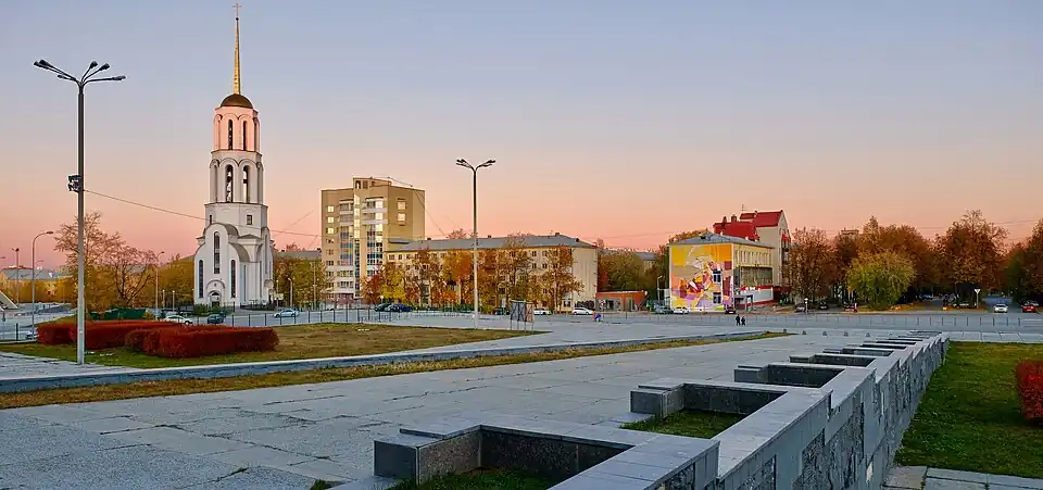 Вид от ДК на площадь и храм