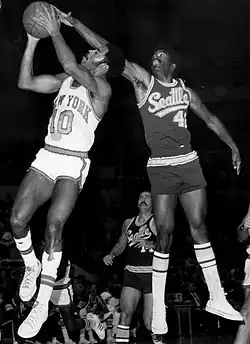 Аллен (справа) в обороне против Уолта Фрейзера в 1969 году.