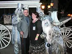 Ксавье с Кэрри Уайнс у «Призрачного поместья»