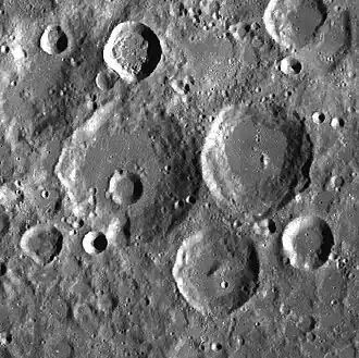 Снимок зонда Lunar Reconnaissance Orbiter. Кратер Жуковский в левой центральной части снимка.